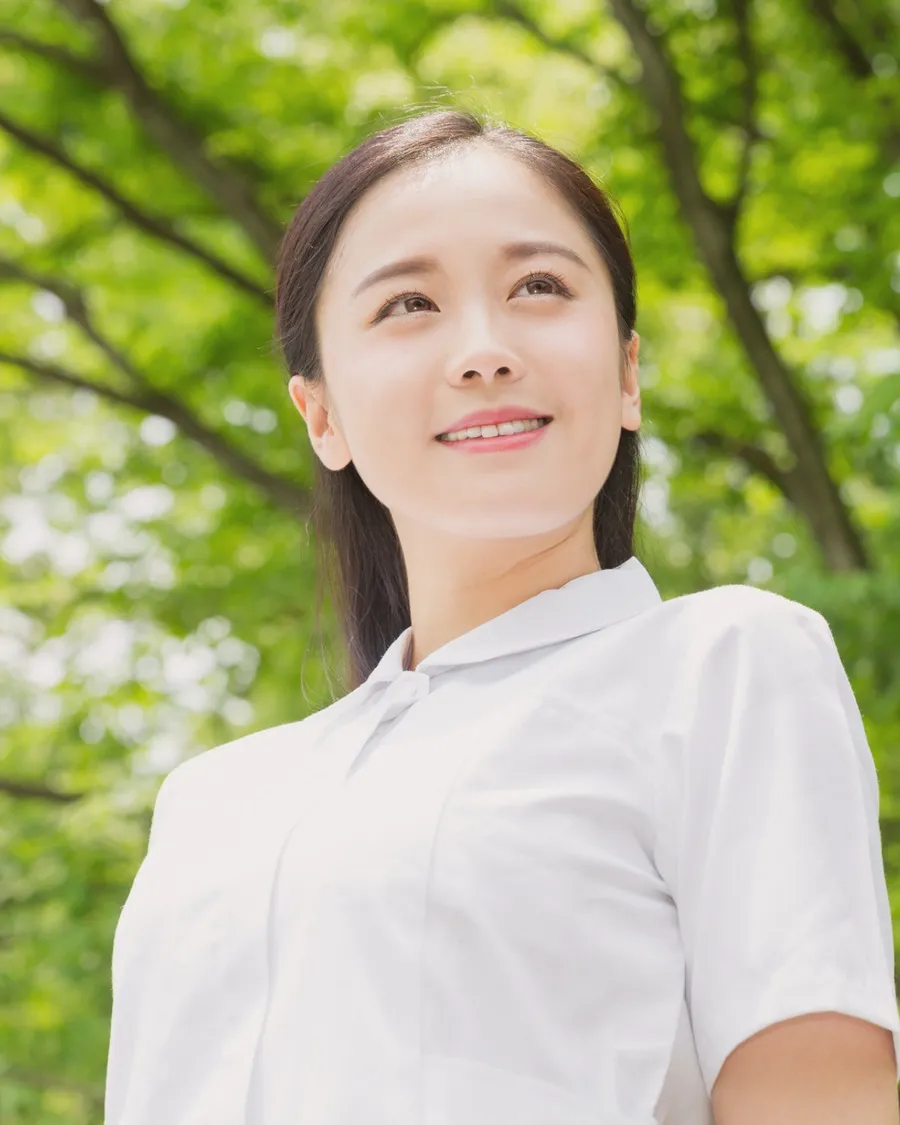 護理人員陪伴長輩活動的照護場景